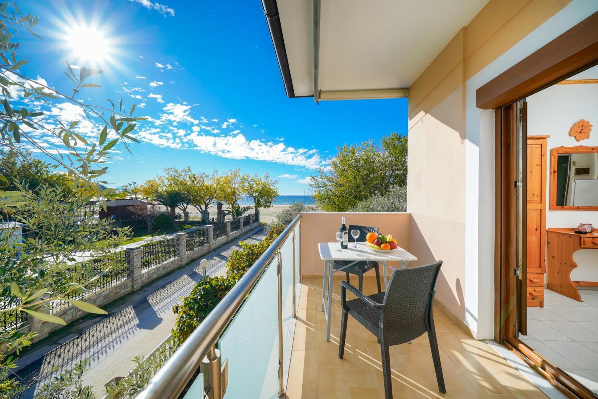 Opalium Beach Front Suites Потос Екстериор снимка