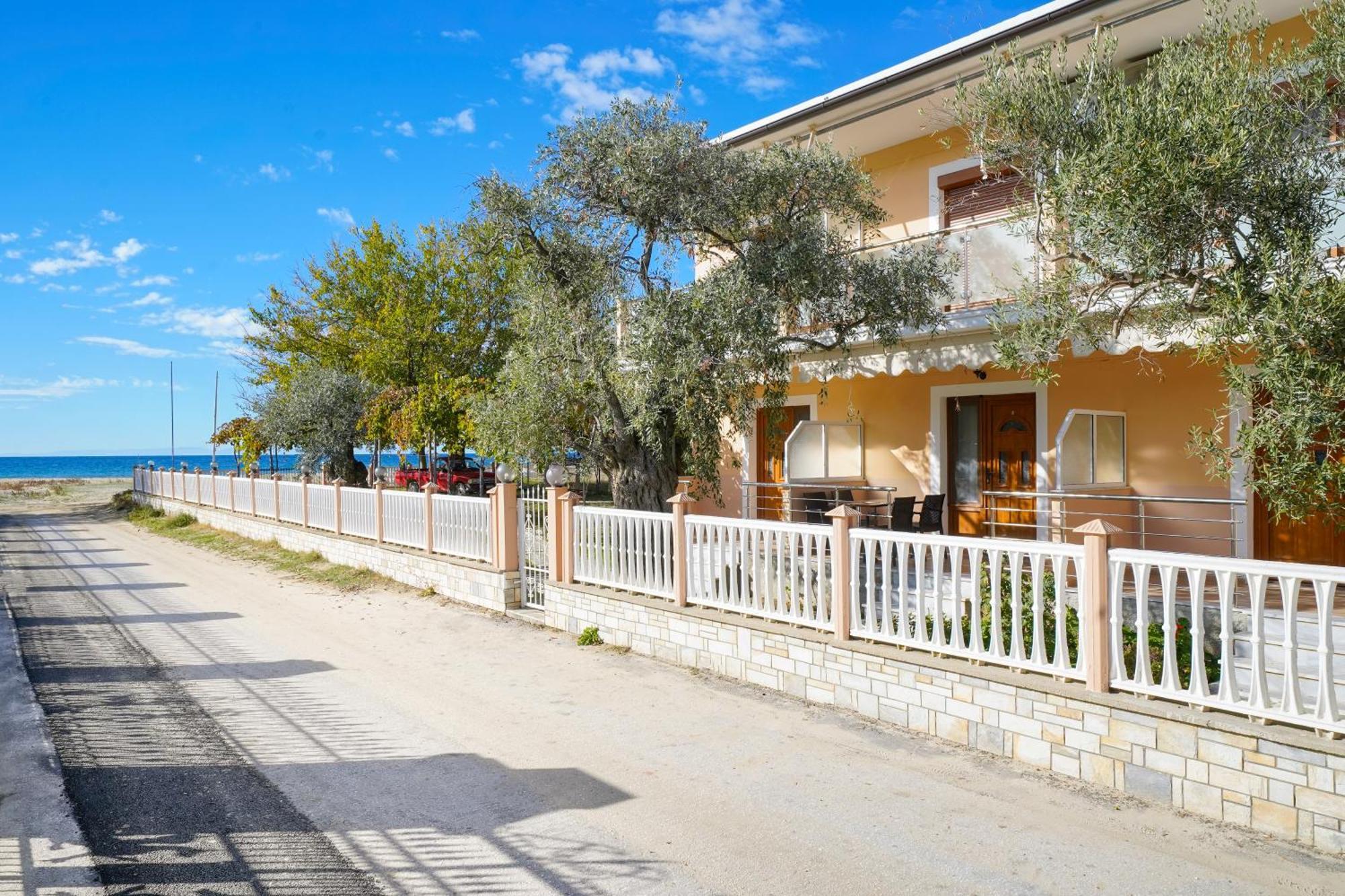 Opalium Beach Front Suites Потос Екстериор снимка