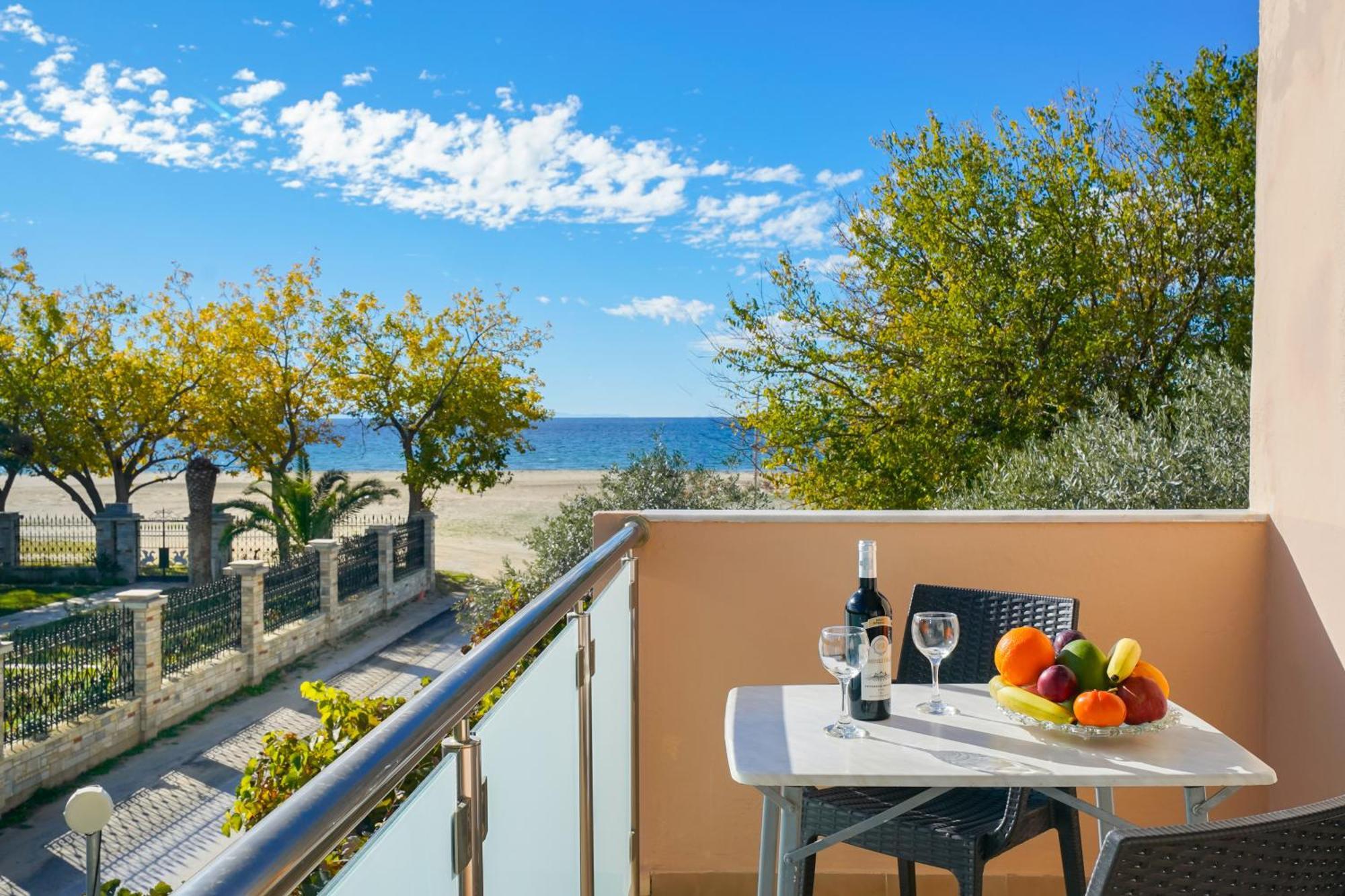 Opalium Beach Front Suites Потос Екстериор снимка