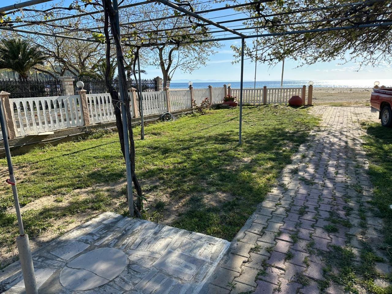 Opalium Beach Front Suites Потос Екстериор снимка