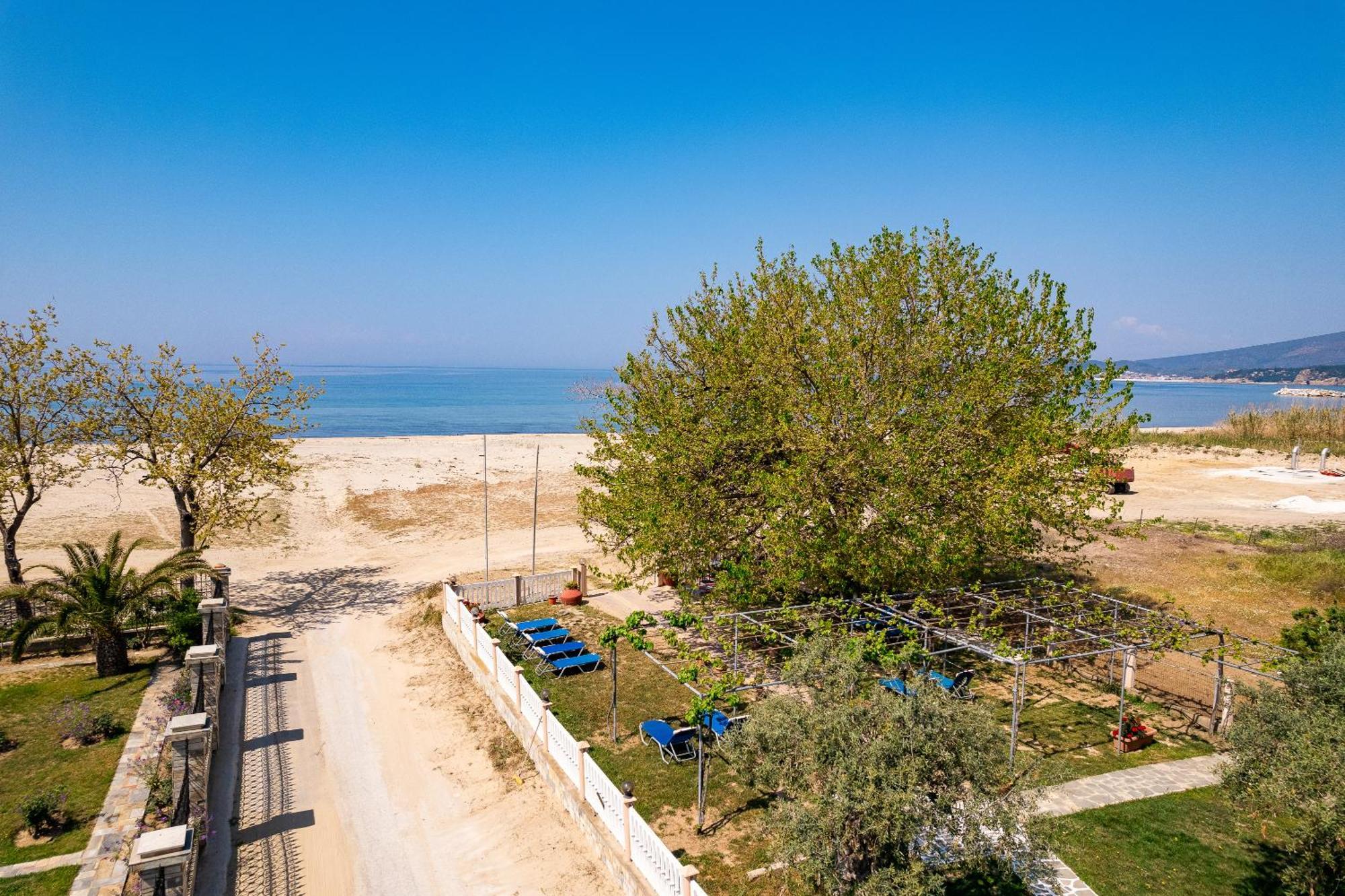 Opalium Beach Front Suites Потос Екстериор снимка