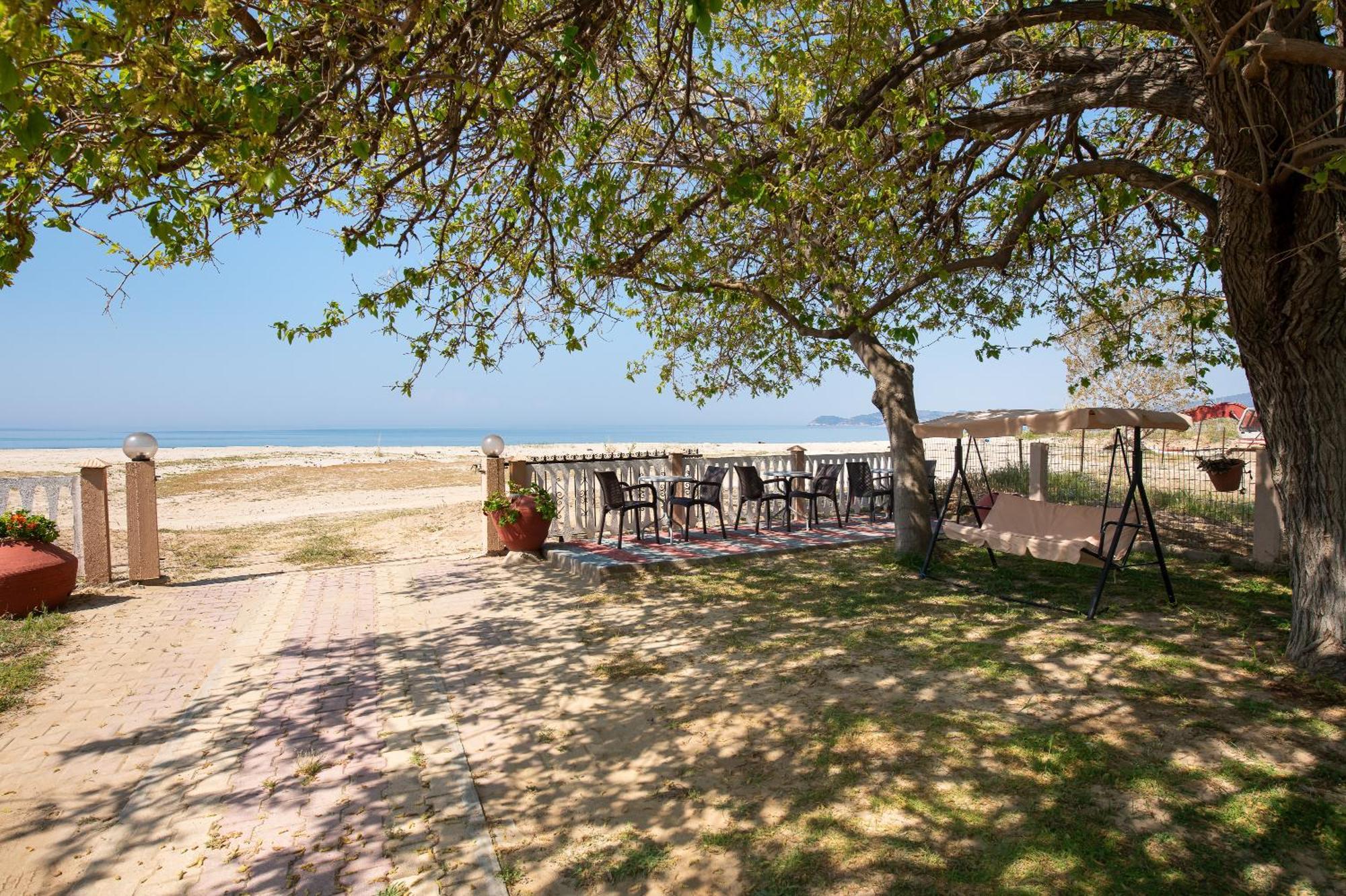 Opalium Beach Front Suites Потос Екстериор снимка