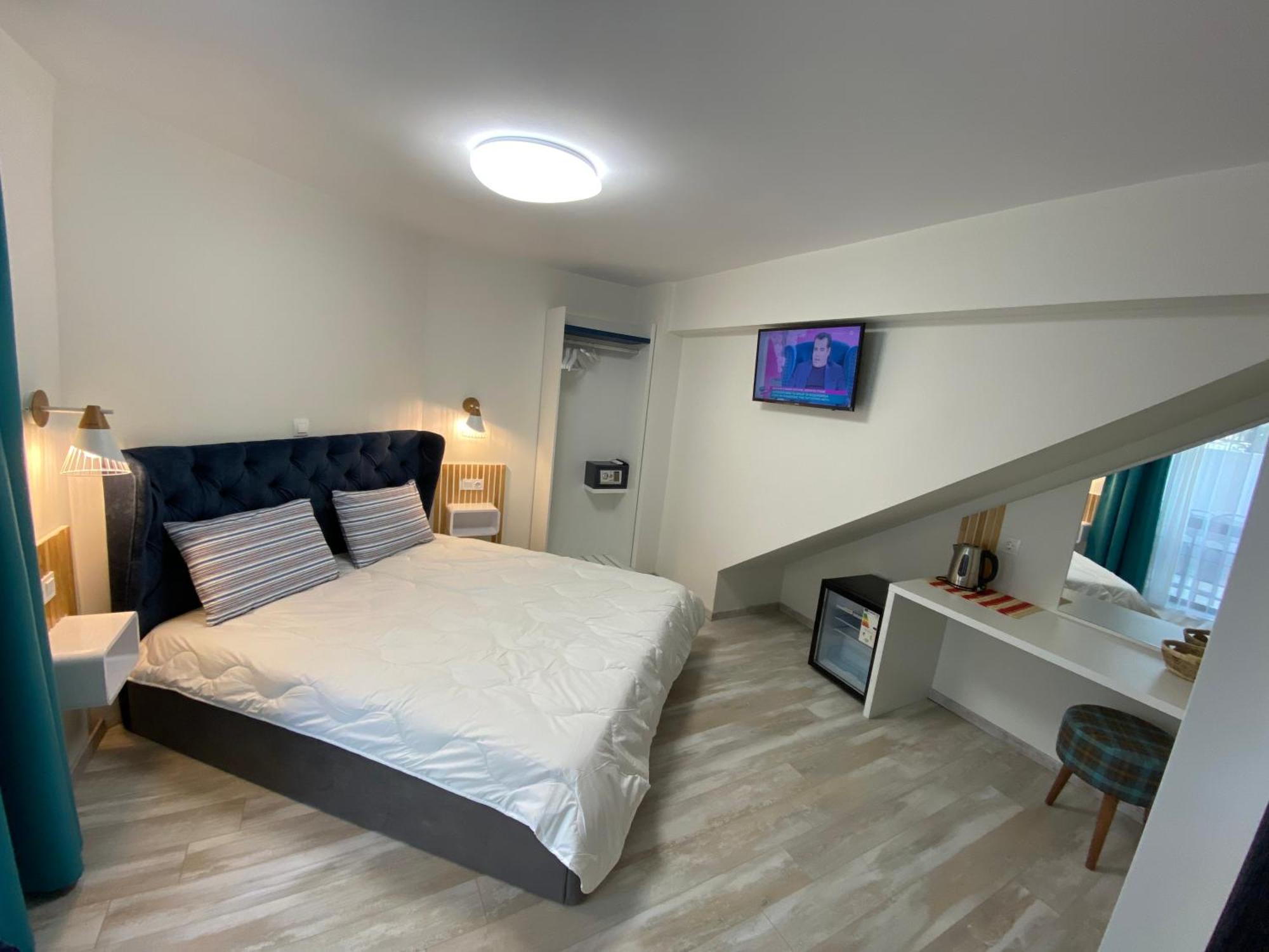 Opalium Beach Front Suites Потос Екстериор снимка