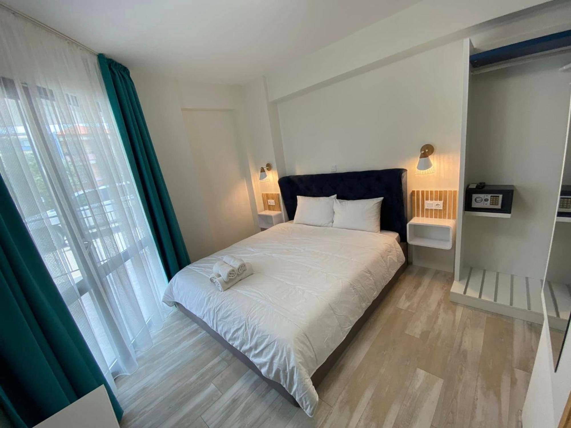 Opalium Beach Front Suites Потос Екстериор снимка