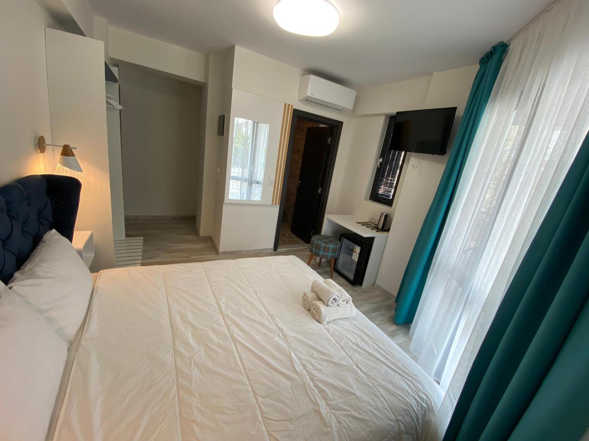 Opalium Beach Front Suites Потос Екстериор снимка