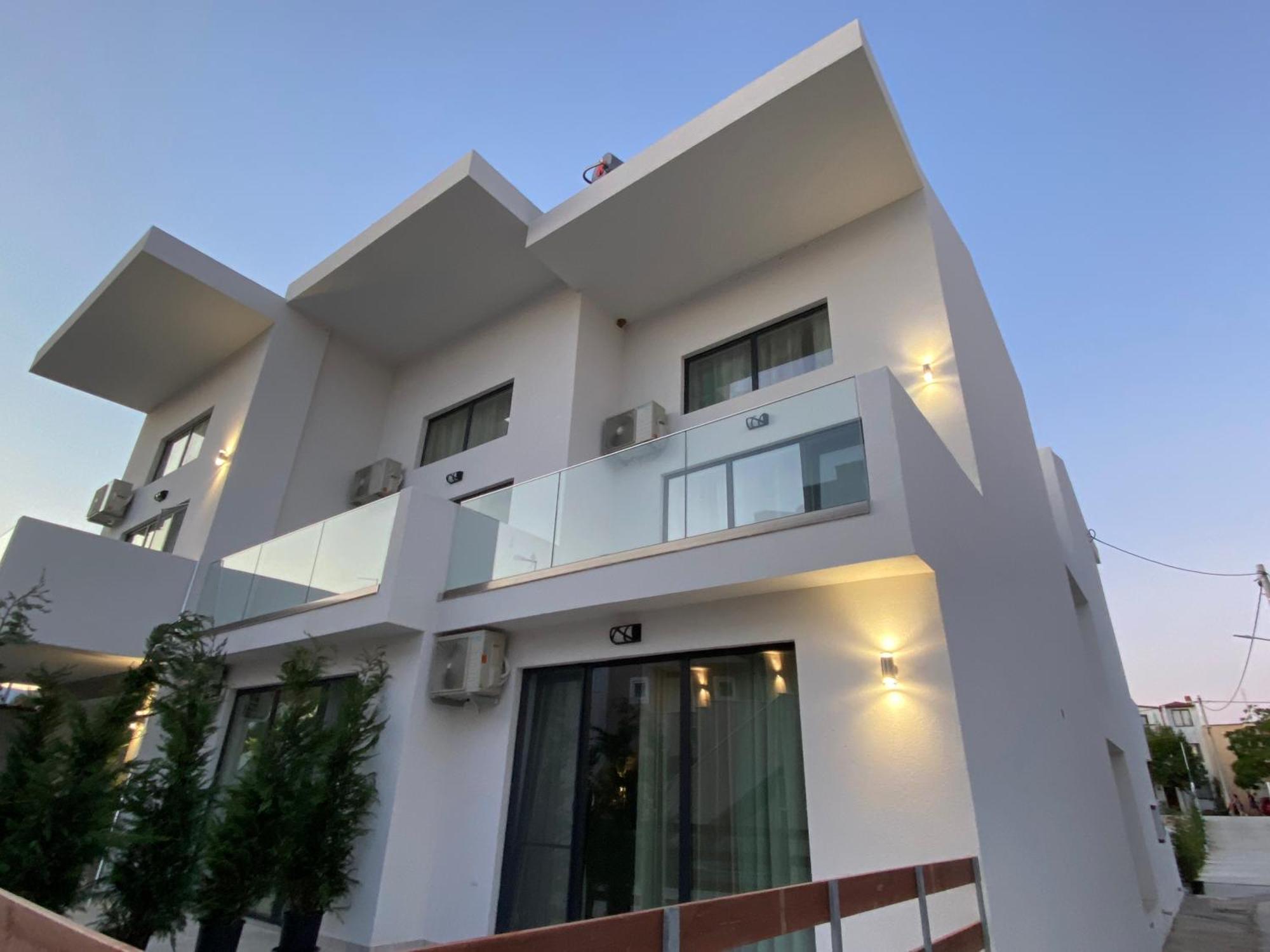 Opalium Beach Front Suites Потос Екстериор снимка
