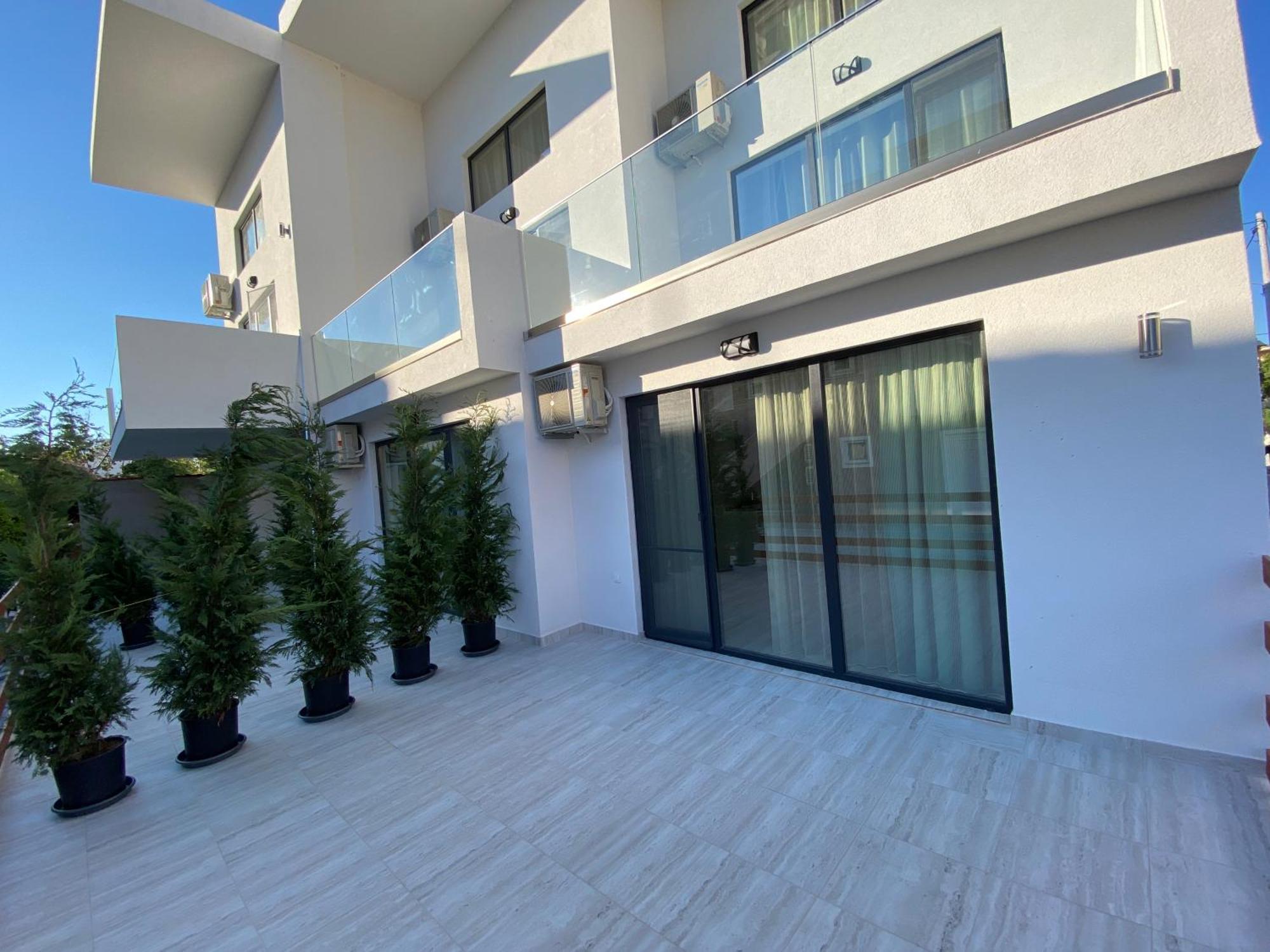Opalium Beach Front Suites Потос Екстериор снимка