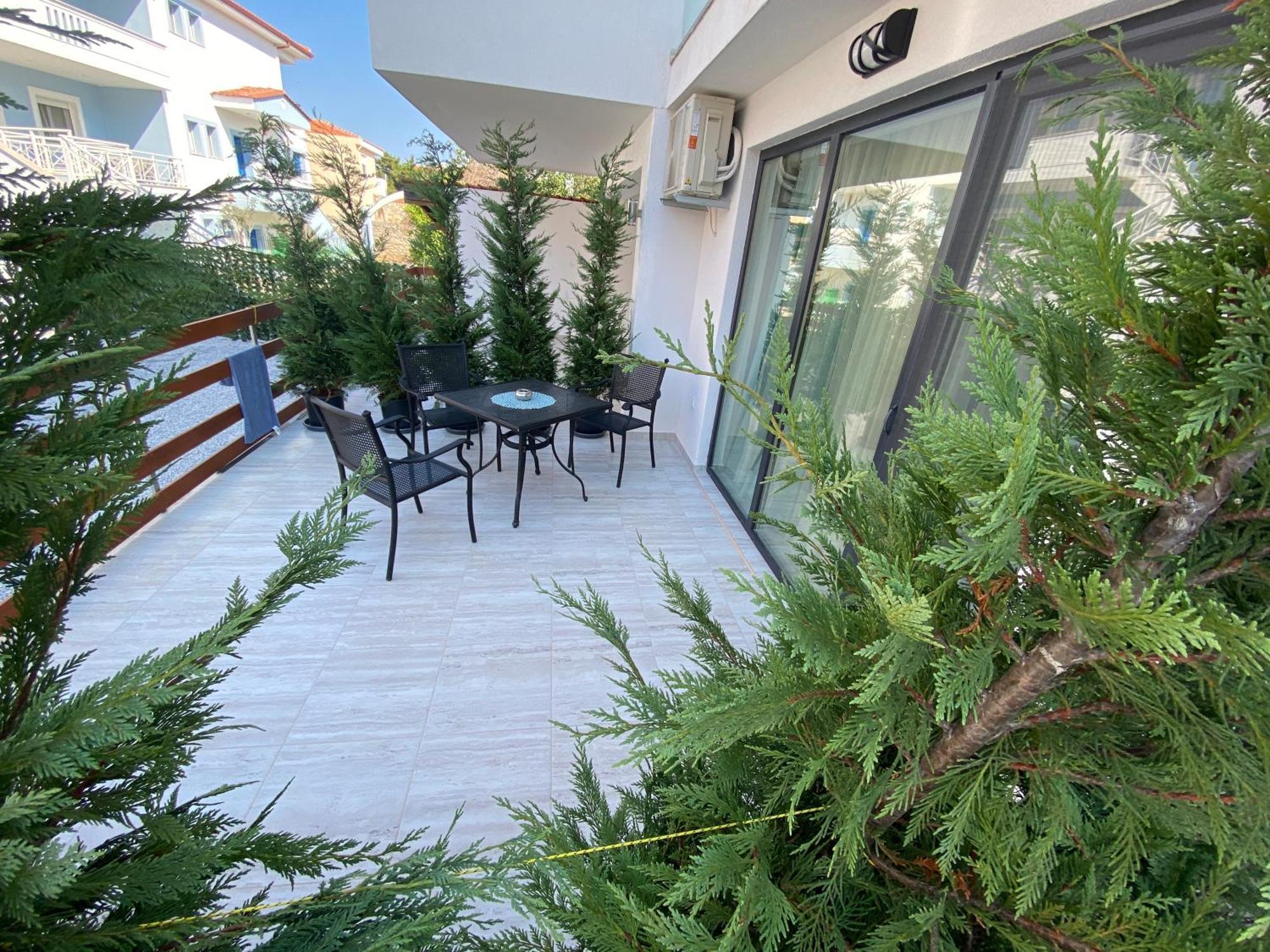 Opalium Beach Front Suites Потос Екстериор снимка