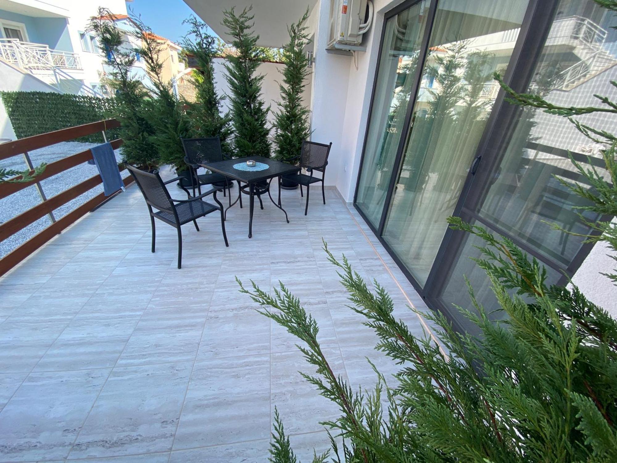 Opalium Beach Front Suites Потос Екстериор снимка