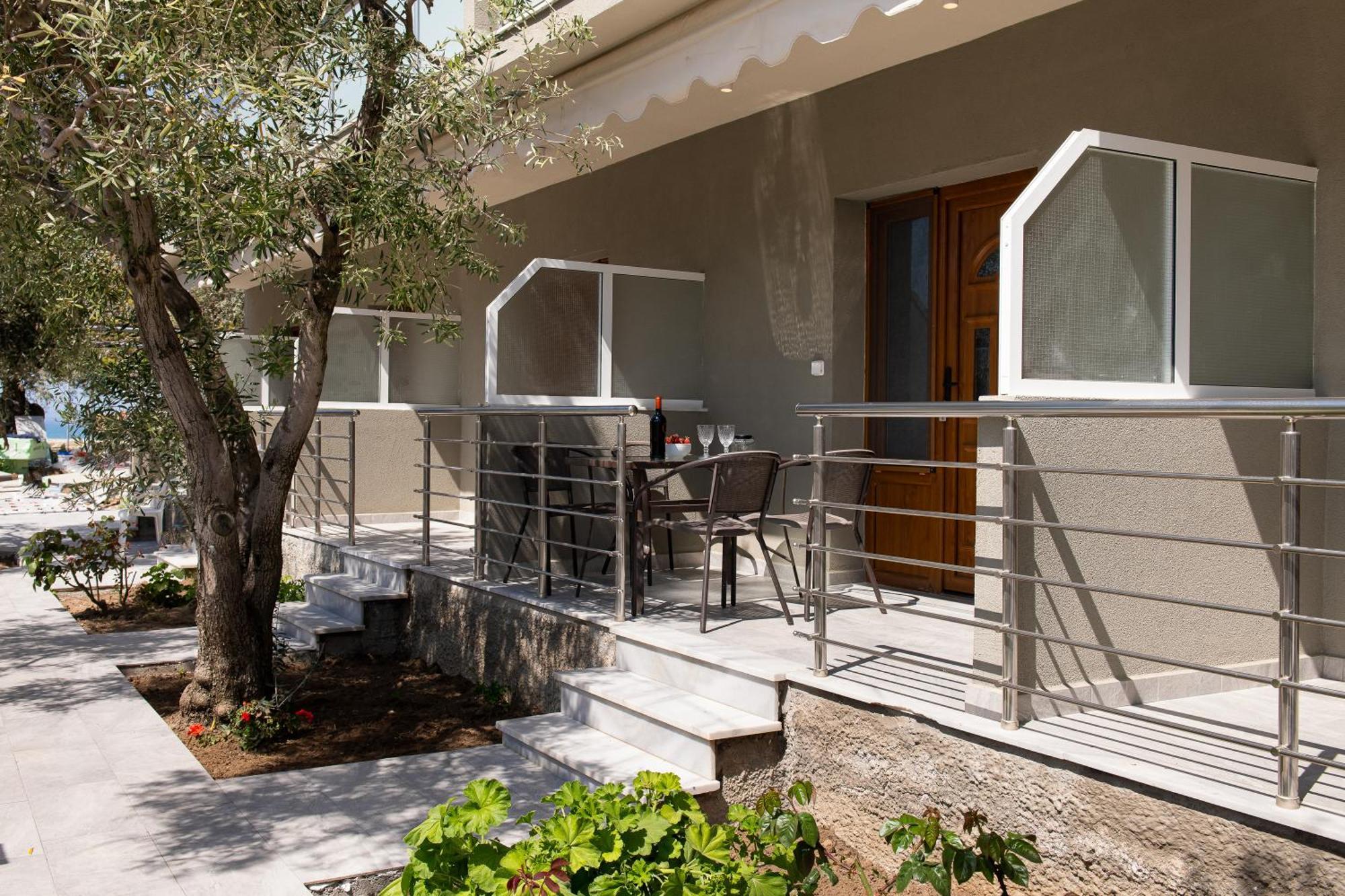 Opalium Beach Front Suites Потос Екстериор снимка